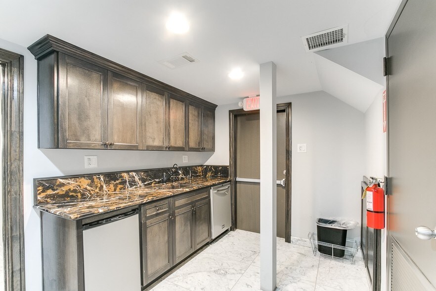 More Photos Of 3501 Allen Pky, Houston Office For Lease