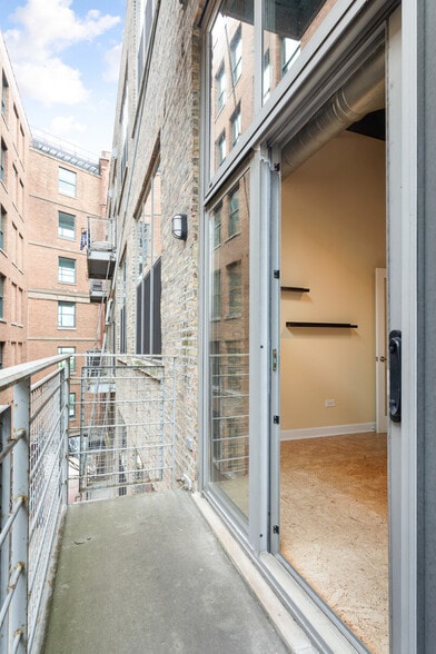 More Photos Of 824 W Superior St, Chicago Office Residential For Sale