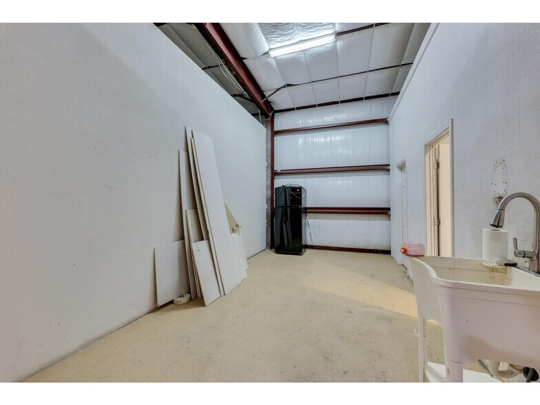 More Photos Of 1612 Shenandoah Dr, Cedar Park Warehouse For Sale
