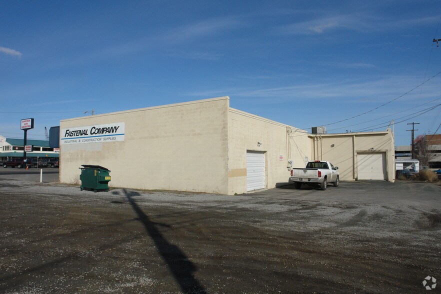 More Photos Of 3712-3716 E Sprague Ave, Spokane Showroom For Lease