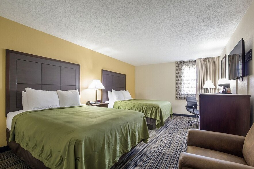 More Photos Of 2200 S Court St, Grayville Hotel For Sale