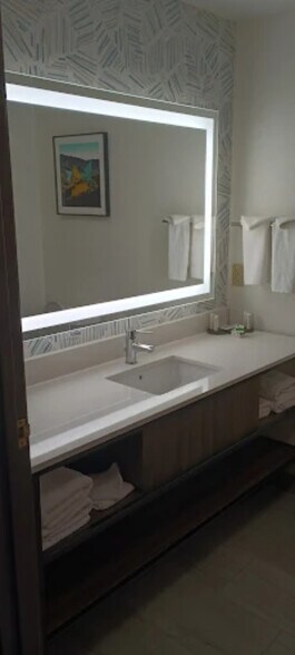 More Photos Of 2400 W Wyatt Earp Blvd, Dodge City Hotel For Sale