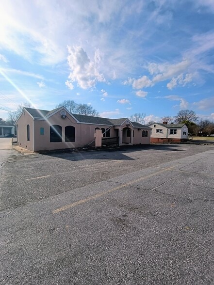 More Photos Of 652 S Broadway St, Forest City Medical For Sale