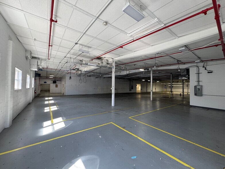 More Photos Of 217 River Ave, Patchogue Warehouse For Lease