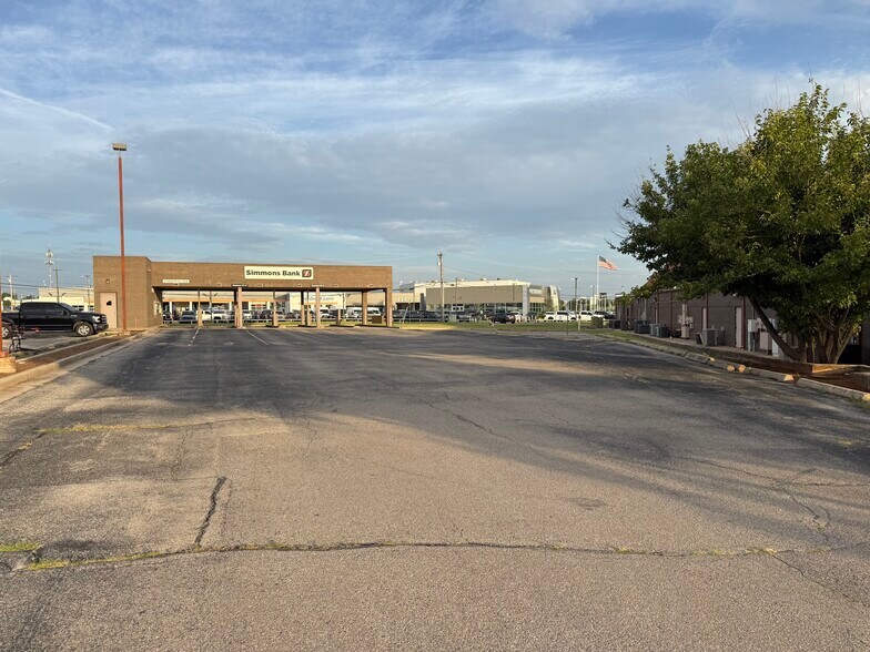 More Photos Of 7250 NW Expressway St, Oklahoma City Bank For Lease