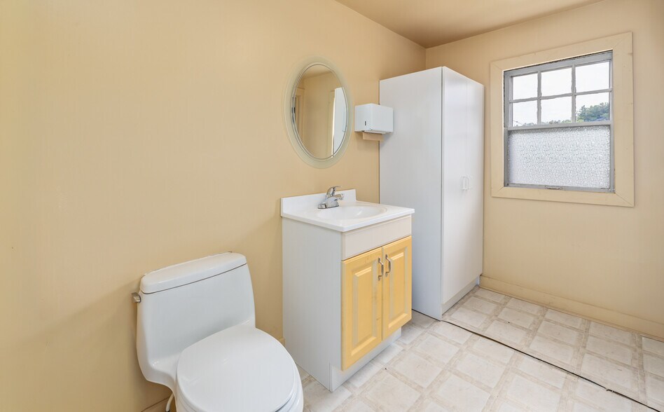 More Photos Of 212 E Margaret St, Iron Mountain Office For Sale