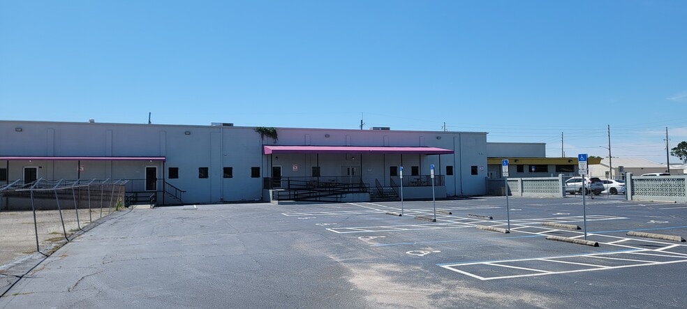 More Photos Of 2140 W Washington St, Orlando Distribution For Sale
