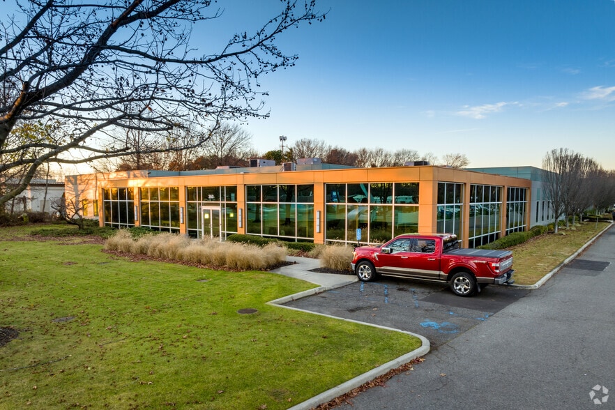 Primary Photo Of 360 Motor Pky, Hauppauge Medical For Lease