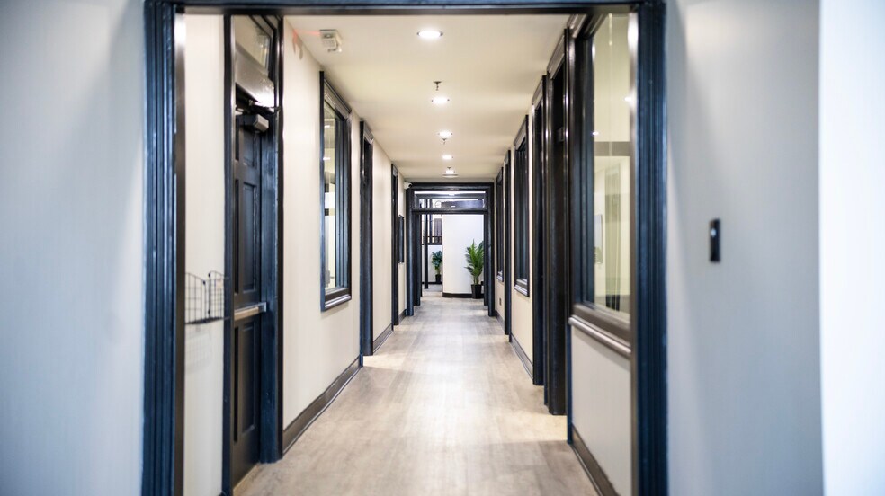 More Photos Of 911 College St, Bowling Green Office For Lease