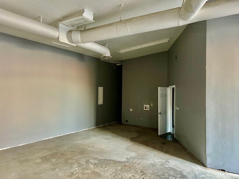 More Photos Of 2529 Merrell Rd, Dallas Light Distribution For Lease