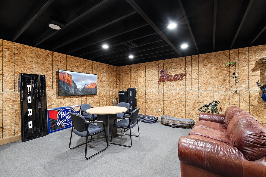 More Photos Of 47979 Van Dyke, Shelby Township Freestanding For Sale