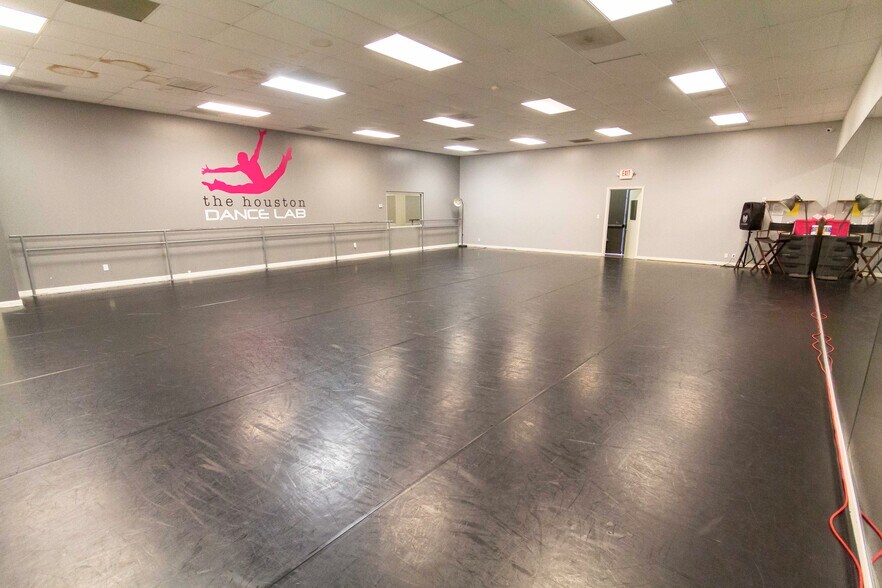 More Photos Of 3939 Hillcroft Ave, Houston Storefront For Lease