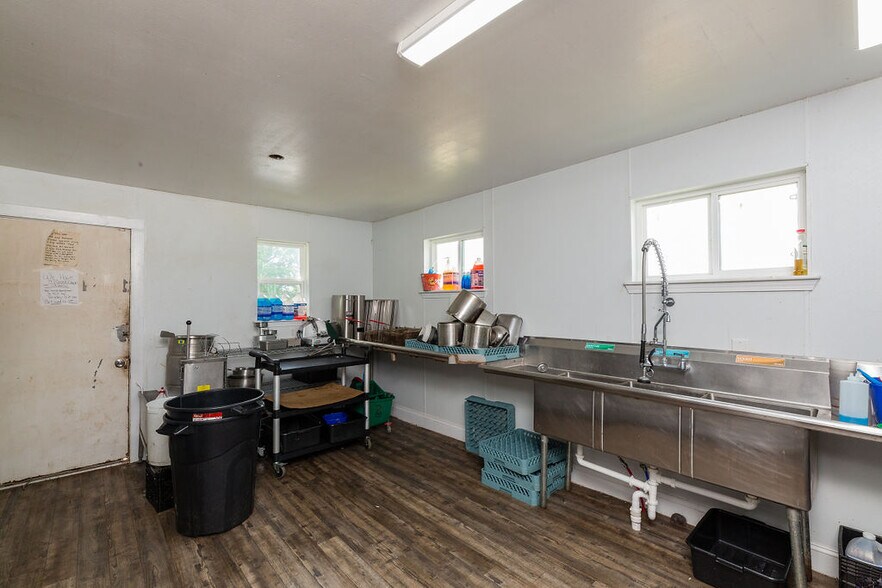 More Photos Of 48 Little Missouri Rd, Jane Restaurant For Sale