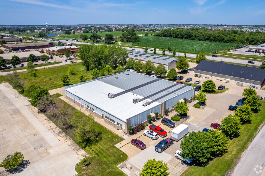 More Photos Of 335 SE Oralabor Rd, Ankeny Office For Sale