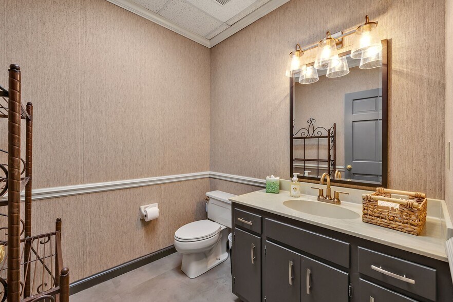 More Photos Of 229 Ward Cir, Brentwood Office For Sale