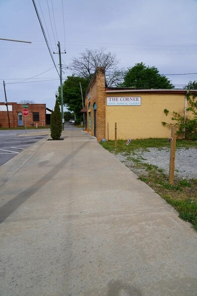 More Photos Of 120 Depot St, Hartwell Freestanding For Sale