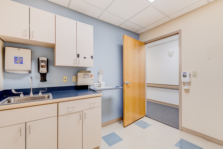 More Photos Of 860 NW Washington Blvd, Hamilton Medical For Sale