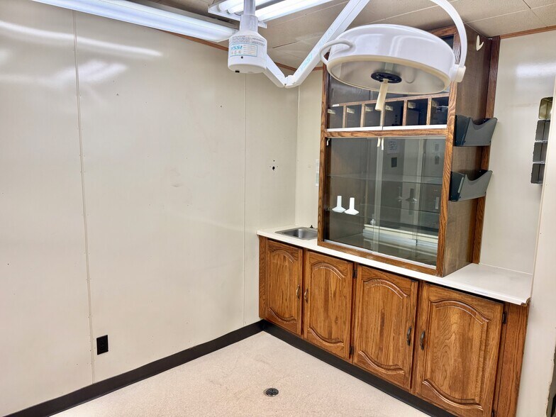 More Photos Of 1107 Lincoln Way E, Massillon Veterinarian Kennel For Sale