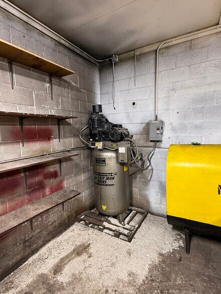 More Photos Of 1590 5th St, Ewing Office For Lease