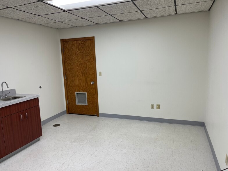 More Photos Of 555 S Industrial Dr, Hartland Office For Lease
