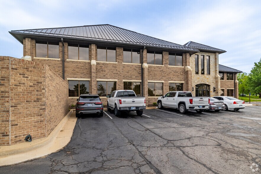 More Photos Of 1414 SW Ashworth Pl, Topeka Office For Lease