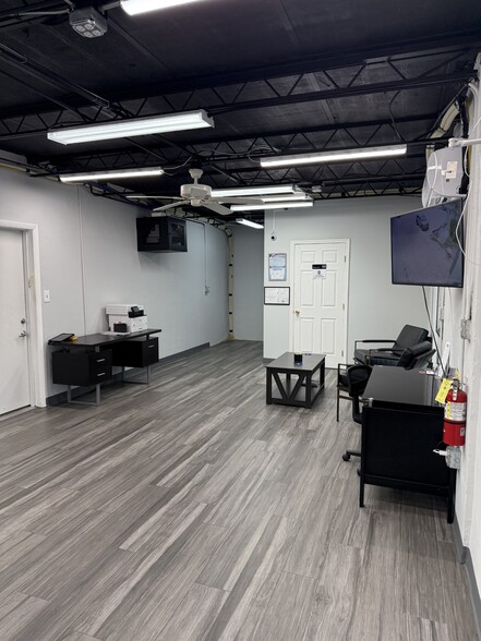 More Photos Of 917 15th Ave SE, Cape Coral Warehouse For Lease