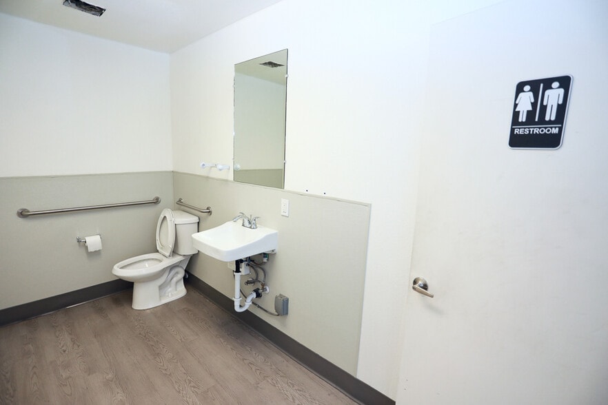 More Photos Of 4301 S Valley View Blvd, Las Vegas Warehouse For Lease