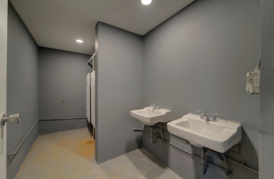 More Photos Of 110 McCauley Dr, Timberville Warehouse For Sale