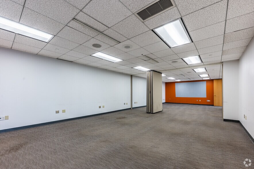 More Photos Of 730 Holiday Dr, Pittsburgh Office For Lease