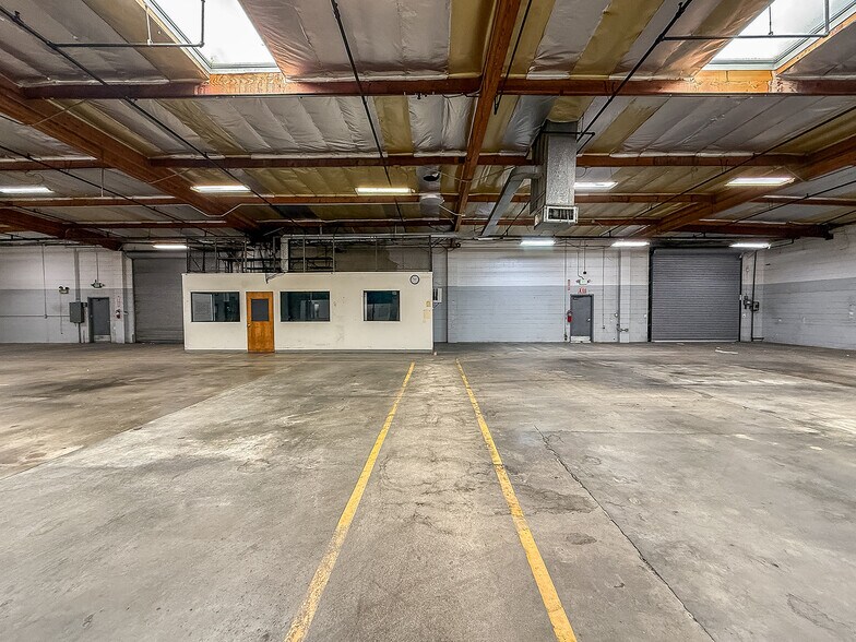 More Photos Of 8866 Laurel Canyon Blvd, Sun Valley Manufacturing For Sale