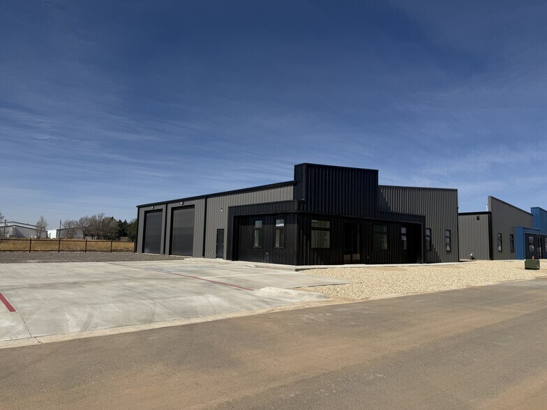 More Photos Of 3204 118th St, Lubbock Flex For Lease