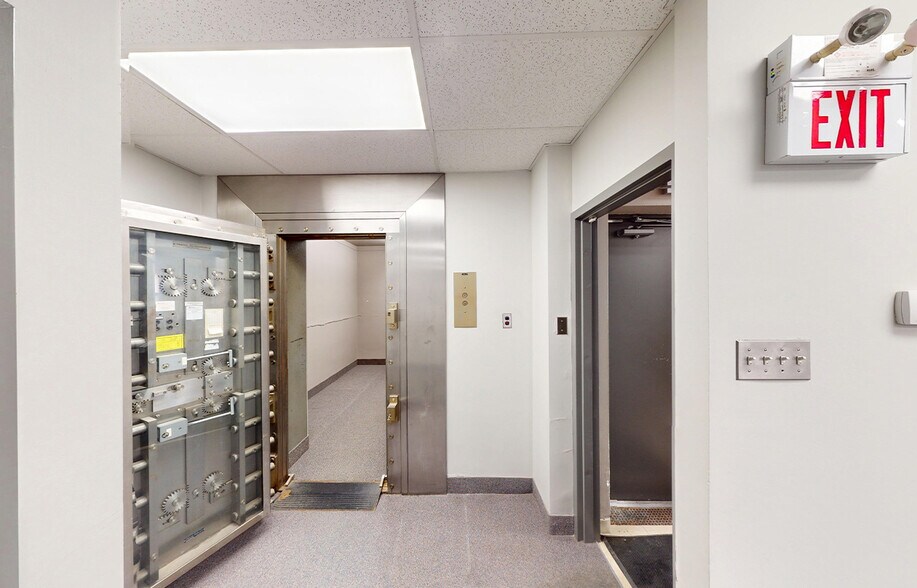 More Photos Of 114 Regent Av W, Winnipeg Medical For Lease
