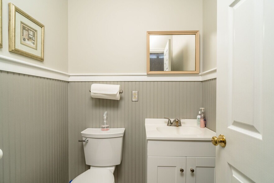 More Photos Of 413 N Coalter St, Staunton Office Residential For Lease