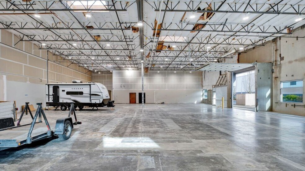 More Photos Of 16353 NE Cameron Blvd, Portland Warehouse For Lease