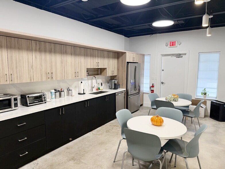 More Photos Of 1570 Shadowlawn Dr, Naples Office For Lease