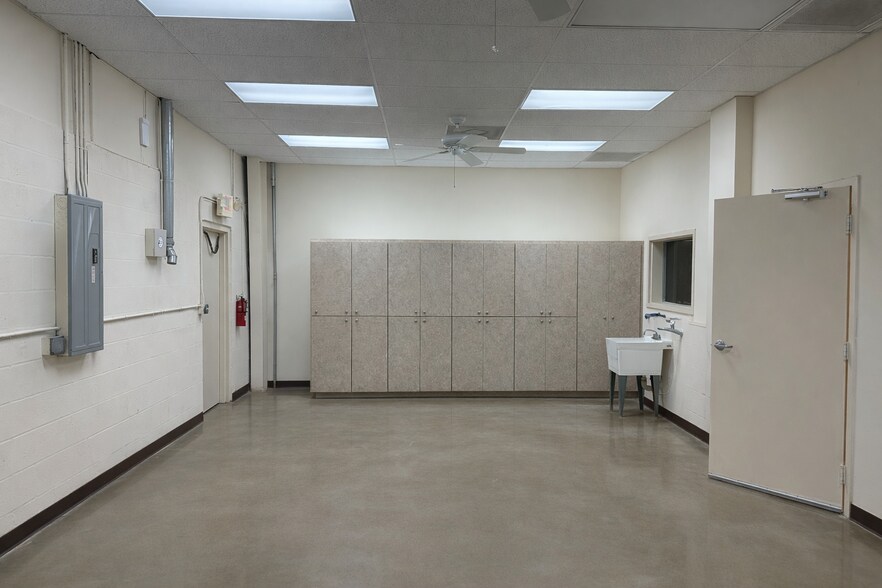 More Photos Of 11407 Challenger Ave, Odessa Industrial For Lease