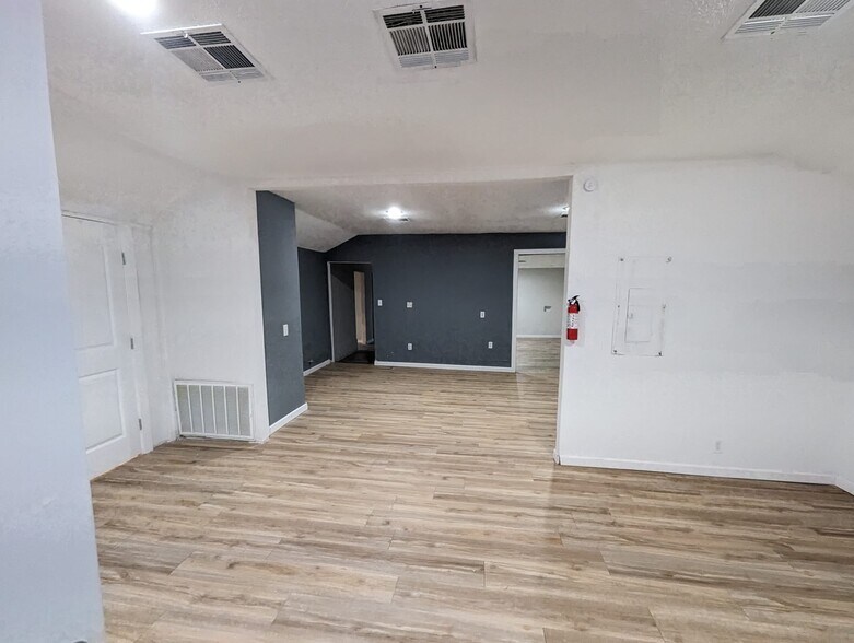 More Photos Of 804 W 2nd St, Taylor Storefront Retail Office For Lease