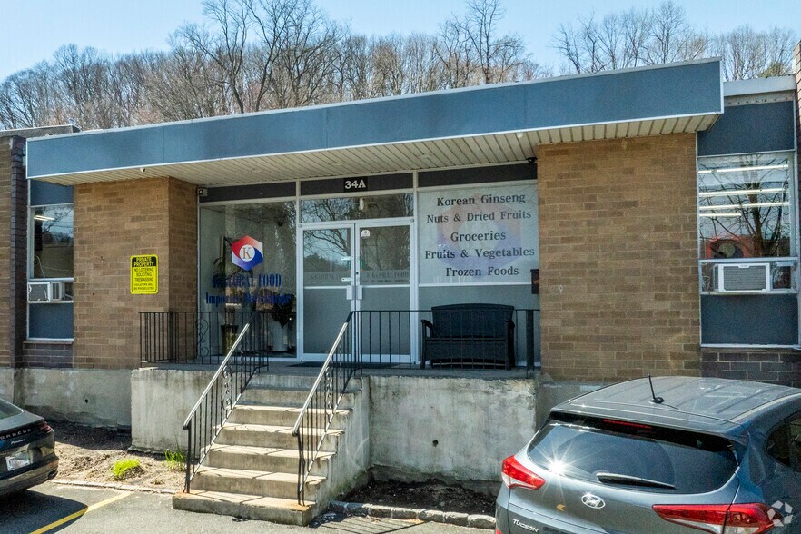 More Photos Of 34 Lumber Rd, Roslyn Warehouse For Lease