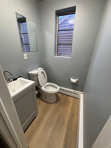 More Photos Of 542-544 Main St, Cromwell Freestanding For Lease