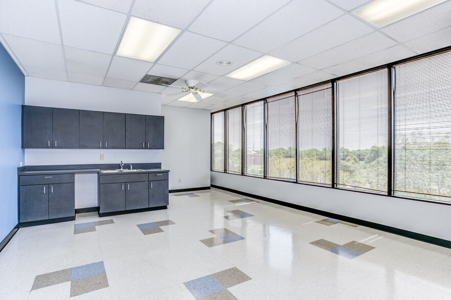 More Photos Of 2024 N Woodlawn St, Wichita Office For Lease