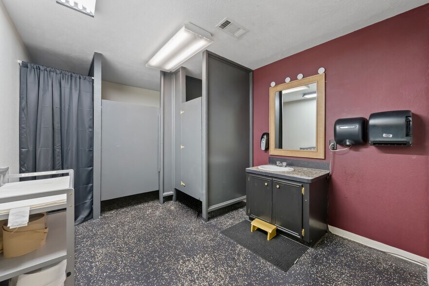 More Photos Of 115 N Willis Ave, Livingston Warehouse For Sale