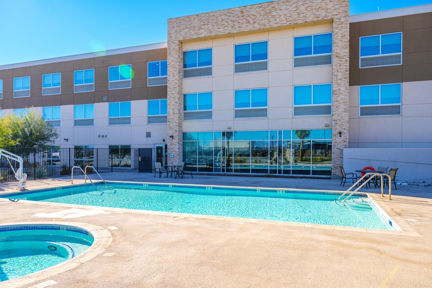 More Photos Of 650 W Wells St, Blythe Hotel For Sale