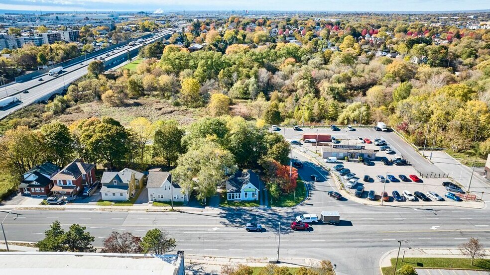 More Photos Of 562 Simcoe St S, Oshawa Storefront For Sale