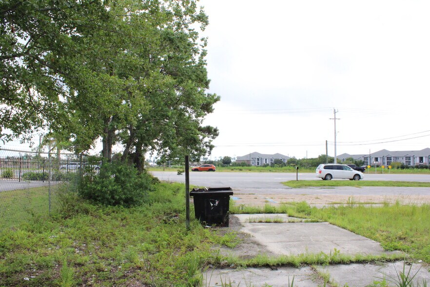 More Photos Of 3931 W Highway 390, Panama City Service Station For Sale