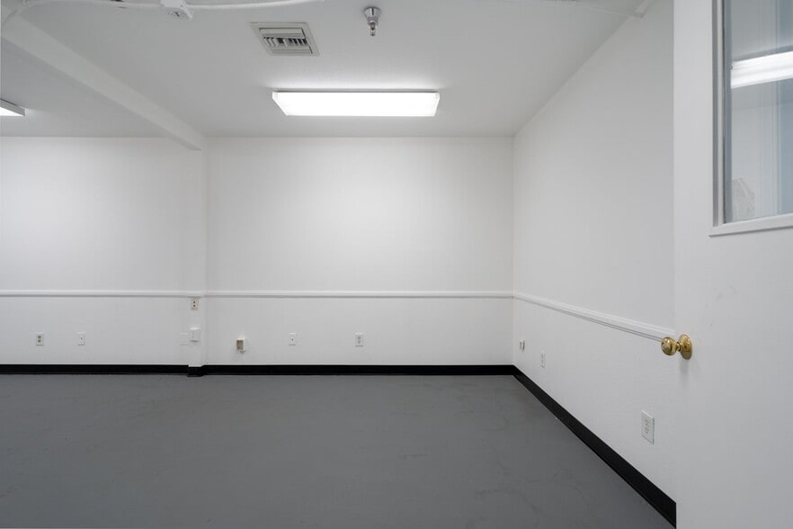 More Photos Of 320 Kentucky St, Bakersfield Manufacturing For Sale