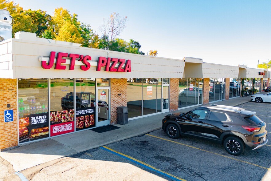 More Photos Of 1110-1126 N Pontiac Trail, Walled Lake Freestanding For Lease