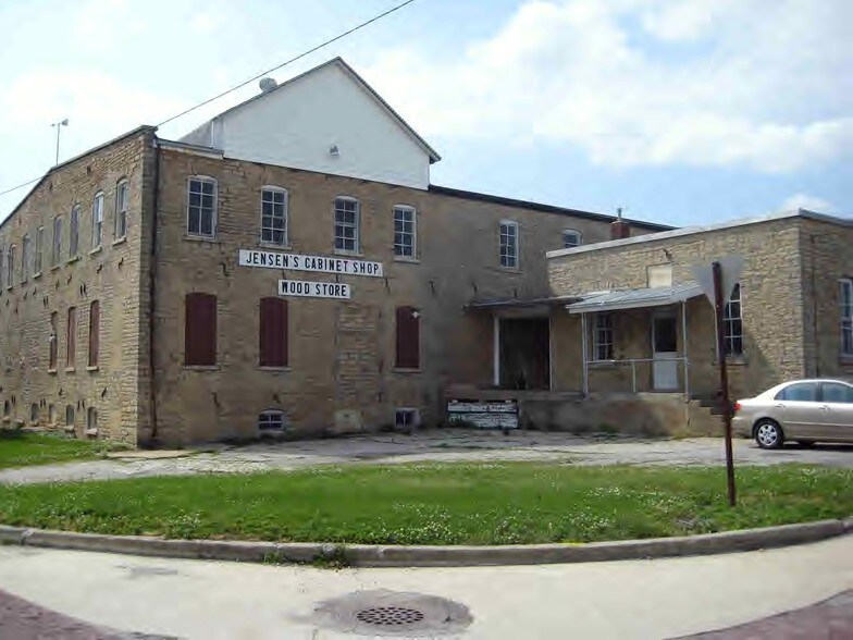 Primary Photo Of 203 W 2nd St, Gilman Manufacturing For Sale