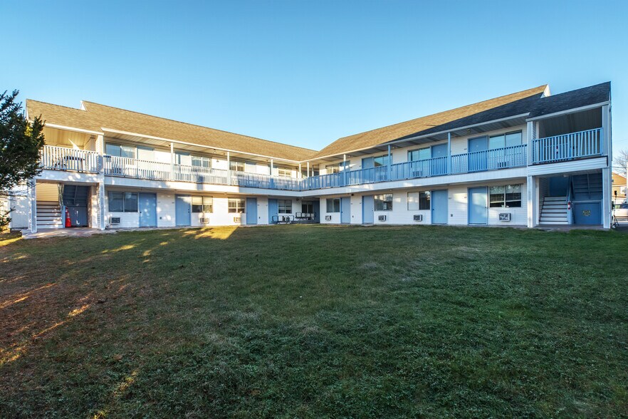 More Photos Of 198 Ashworth Ave, Hampton Hotel For Sale