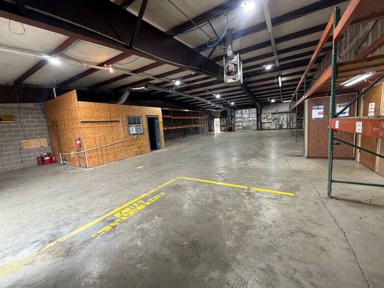 More Photos Of 115-119 Plaza W, Texarkana Warehouse For Lease
