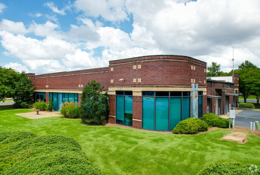 Primary Photo Of 7270 N Lake Dr, Columbus Medical For Lease